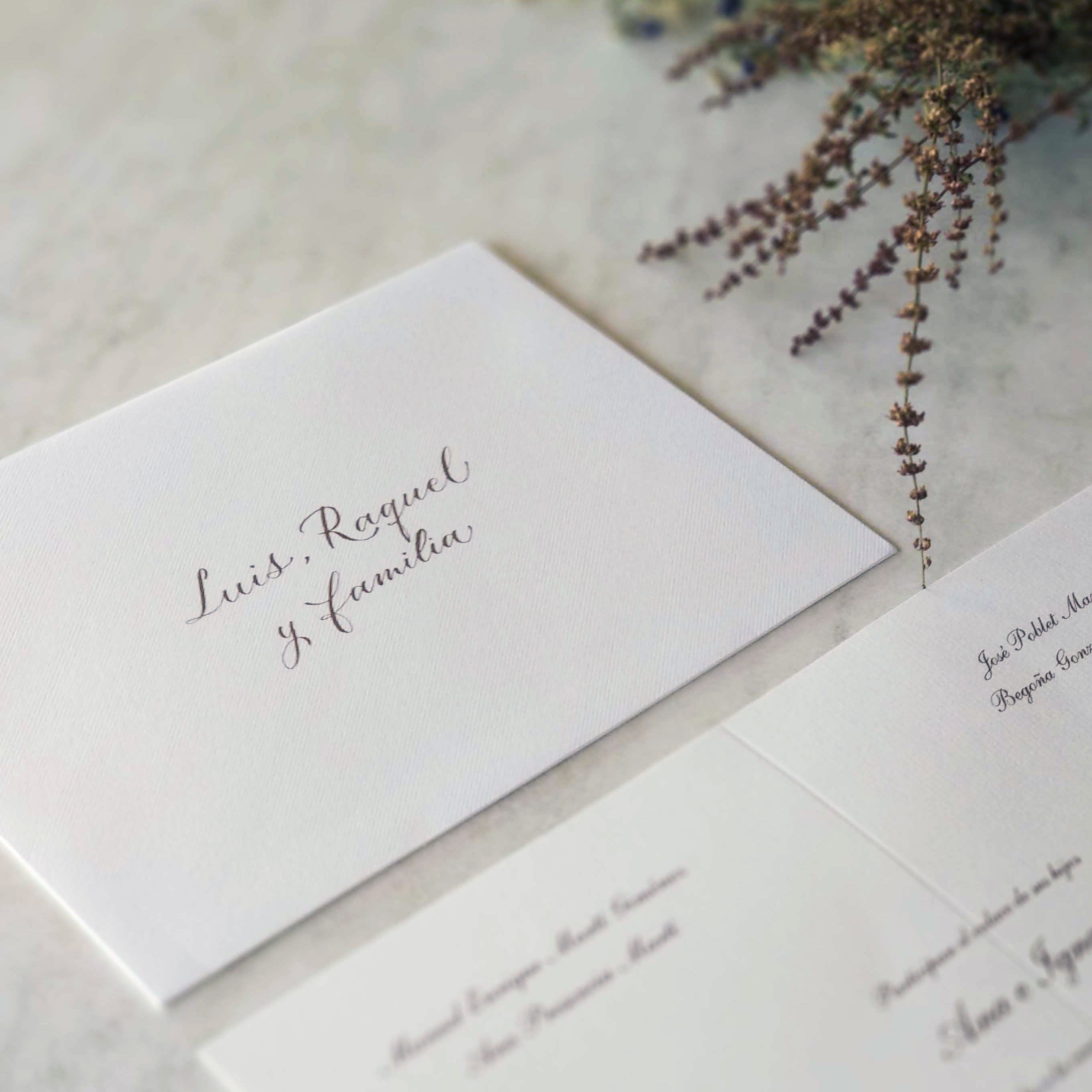 Caligrafía elegante para invitaciones de boda